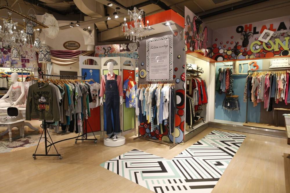 Une boutique de mode Disney à Disney Village avec de nombreux vêtements exposés.