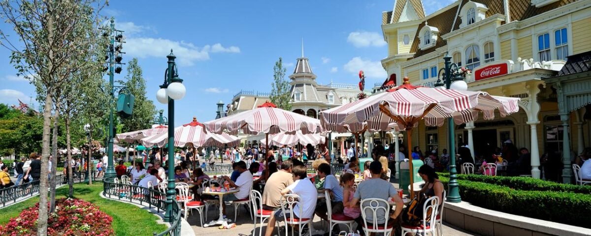 Un groupe de personnes assises à des tables à Casey's Corner, Disneyland Paris.