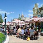 Un groupe de personnes assises à des tables à Casey's Corner, Disneyland Paris.