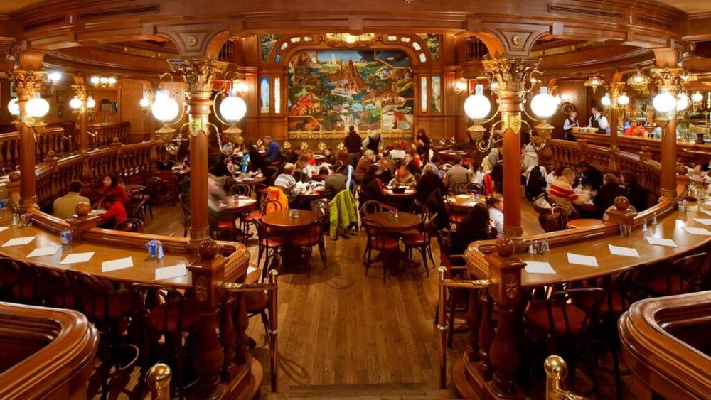Le Lucky Nugget Saloon, situé à Disneyland Paris, est une grande salle équipée de tables et de chaises.