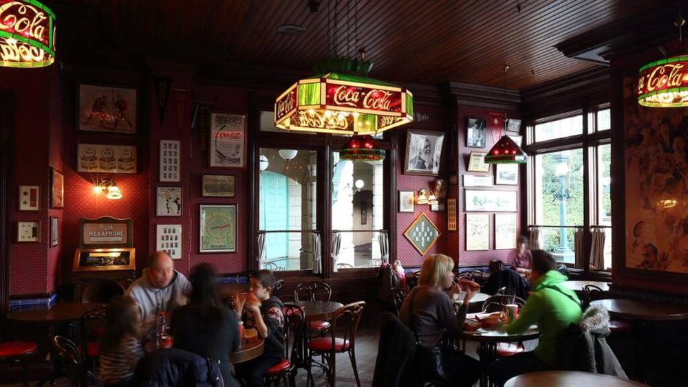 Visiteurs prenant leurs repas au Casey's Corner, un restaurant situé à Disneyland Paris.