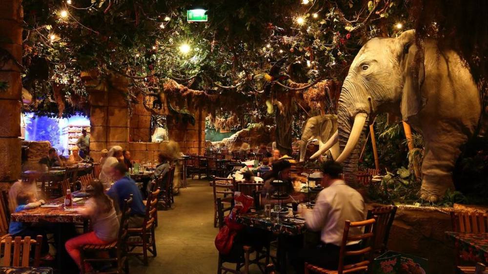 Un restaurant sur le thème de la forêt tropicale à Disney Village, rempli d'éléphants majestueux.