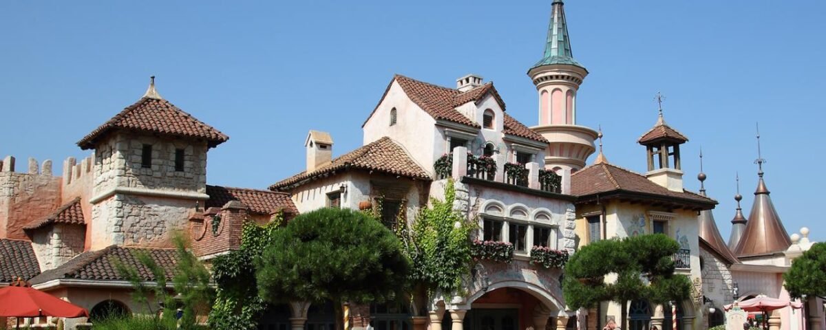 Disneyland Paris est la destination idéale pour des vacances en famille magiques et inoubliables. Explorez le monde enchanteur de Disneyland Paris et plongez-vous dans la magie de Disney. Des attractions emblématiques comme Space Mountain