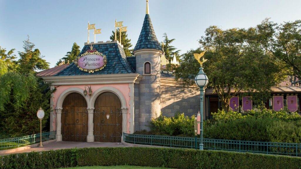 Princess Pavilion Photographs. Découvrez l'enchantement des photographies du Pavillon de la Princesse au château emblématique de Cendrillon de Disneyland Paris.