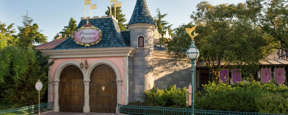 Découvrez l'enchantement des photographies du Pavillon de la Princesse au château emblématique de Cendrillon de Disneyland Paris.