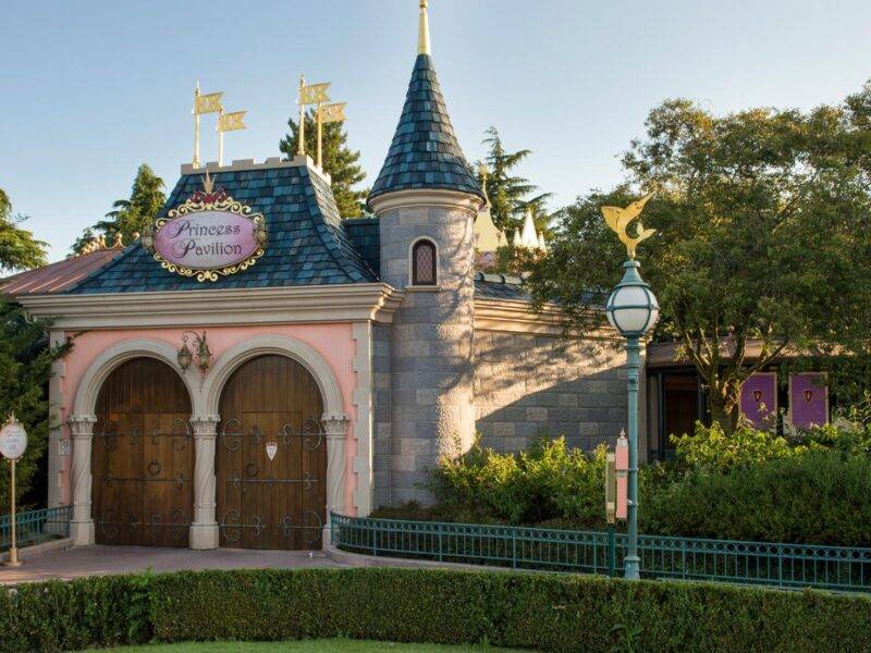 Découvrez l'enchantement des photographies du Pavillon de la Princesse au château emblématique de Cendrillon de Disneyland Paris.