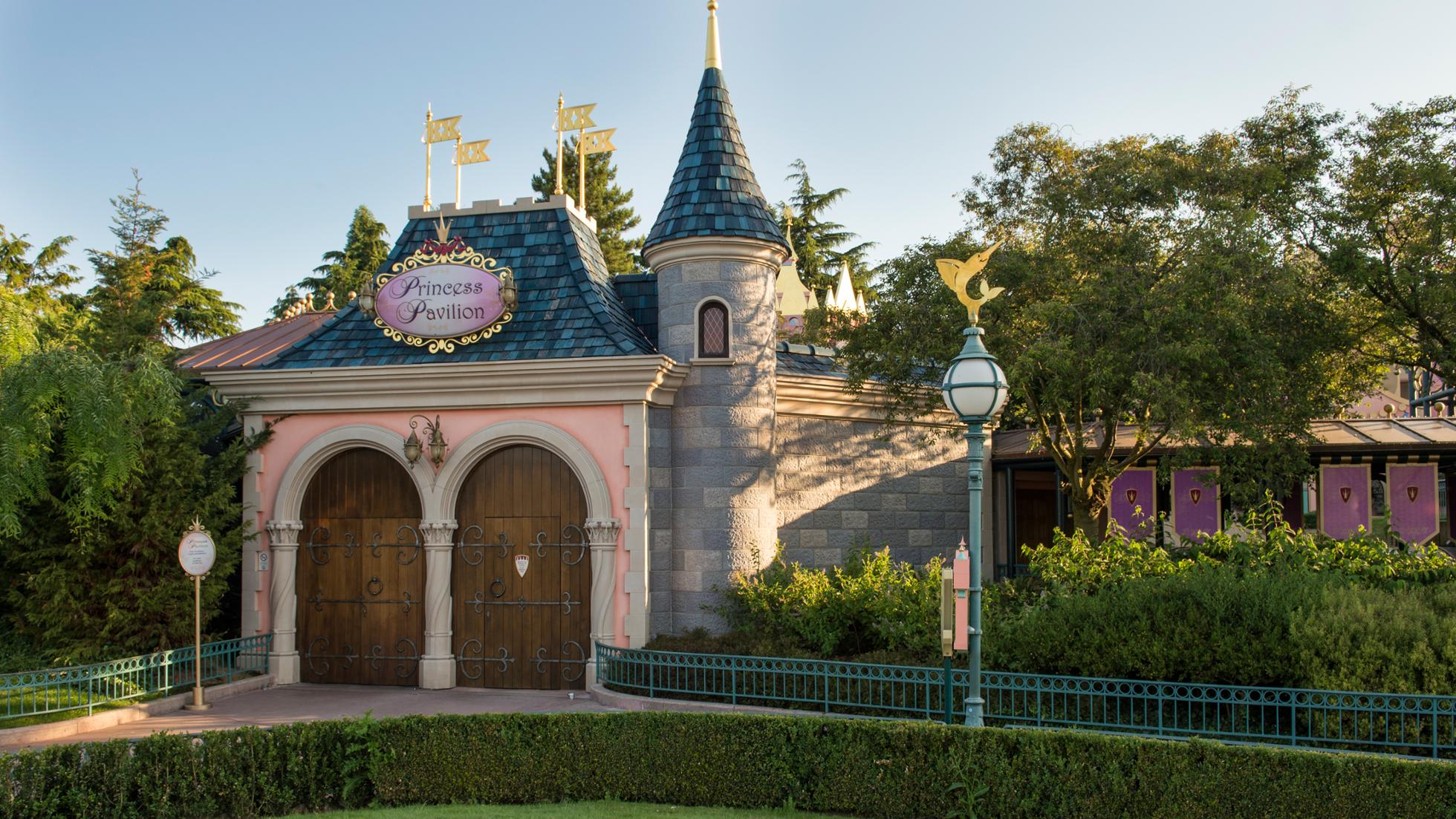 Découvrez l'enchantement des photographies du Pavillon de la Princesse au château emblématique de Cendrillon de Disneyland Paris.