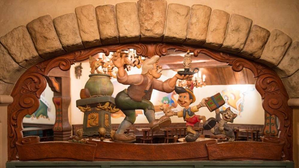 Découvrez la magie de Walt Disney à Disneyland Paris, niché dans le cadre charmant du Chalet de la Marionnette.