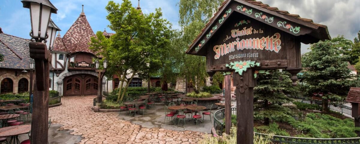 L'entrée d'un village Disney en Californie, présentant des éléments inspirés à la fois de Disneyland Paris et du Chalet de la Marionnette.