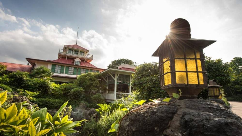 La lanterne jaune du colonel Hathi's Outpost est posée sur un rocher devant une maison à Disneyland Paris.
