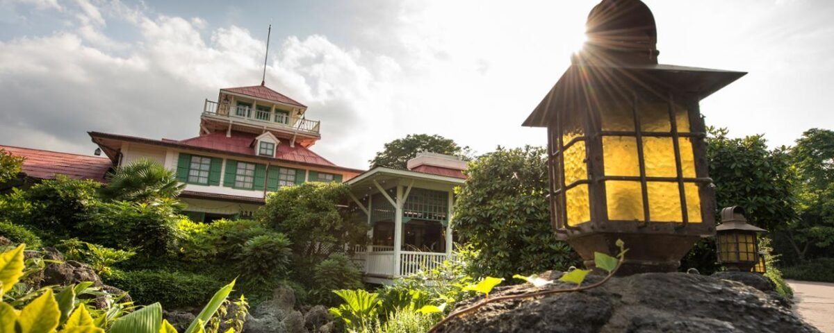 La lanterne jaune du colonel Hath est posée sur un rocher devant une maison à Disneyland Paris.