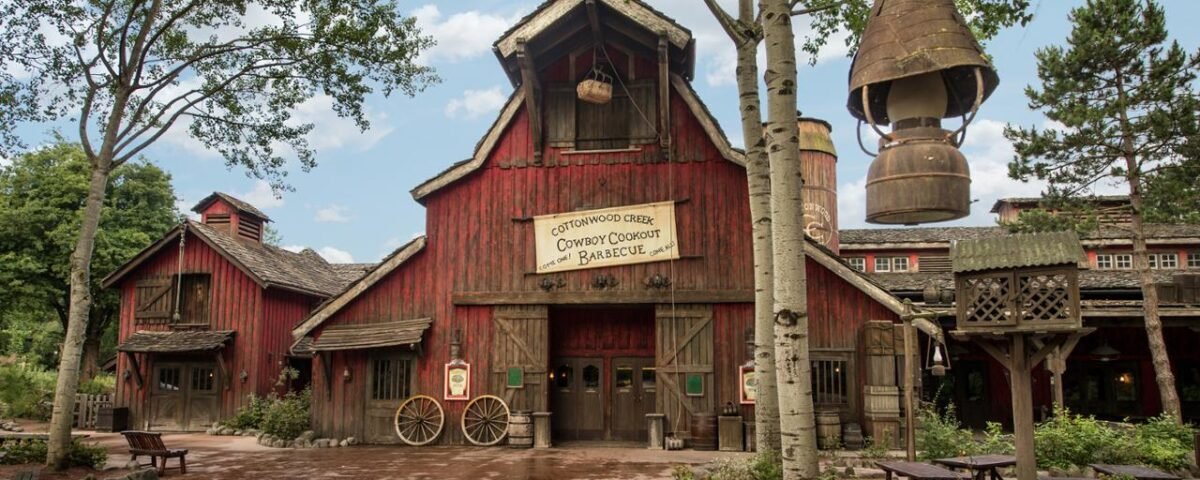 Disney's Hollywood Studios est un parc à thème situé dans le Walt Disney World Resort qui met en valeur la magie d'Hollywood. Avec des attractions emblématiques comme Toy Story Mania et Star Wars : Rise of the Resistance,