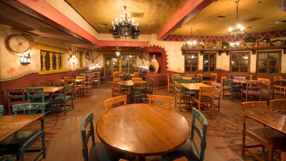 Casa de Coco, un restaurant mexicain, propose une expérience culinaire authentique avec des tables et des chaises.