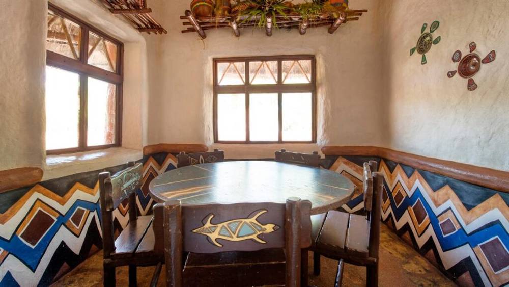 Une salle à manger avec une table et des chaises en bois inspirées de Disneyland Paris.