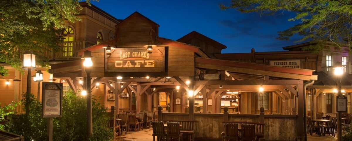 L'entrée enchanteresse du Café Last Chance la nuit à Disneyland Paris.
