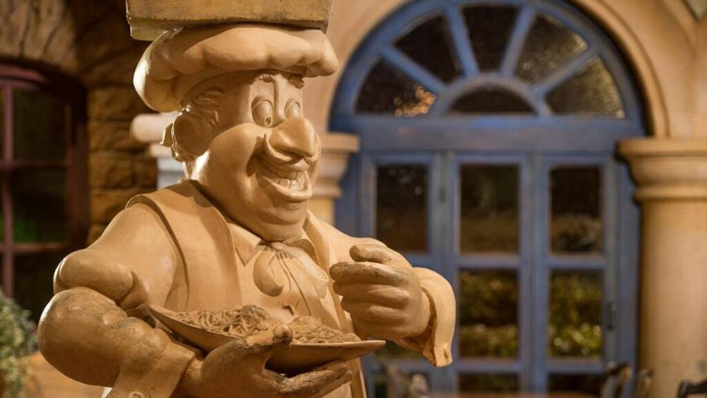 Une statue de chef tenant une assiette, située à Disneyland Paris.