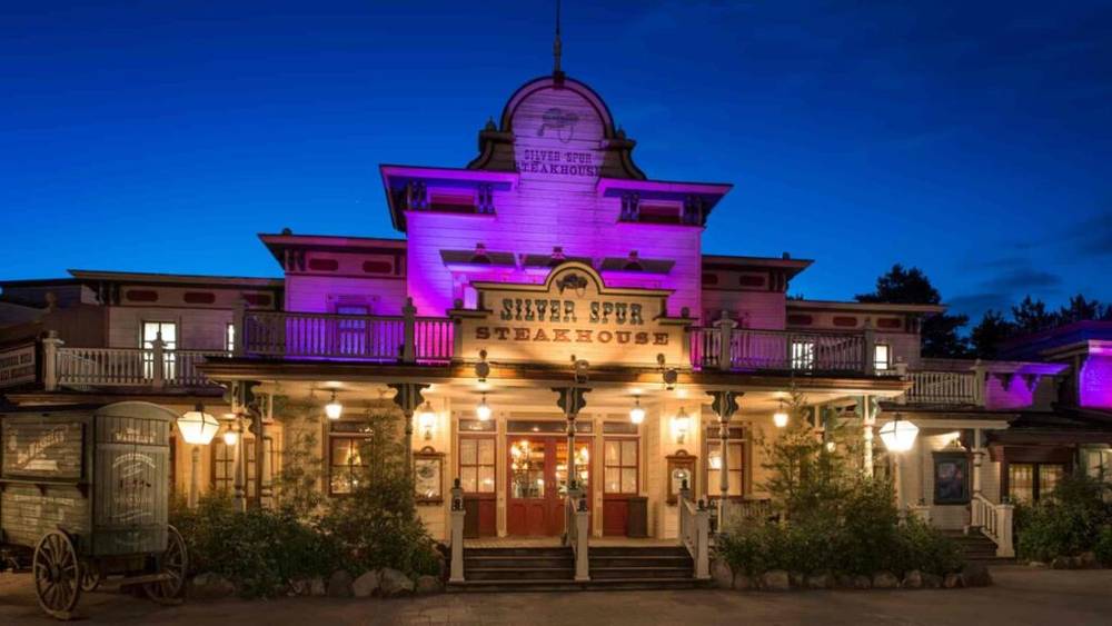 L'hôtel Hollywood de Disneyland, situé à Disneyland Paris, est éclairé la nuit.