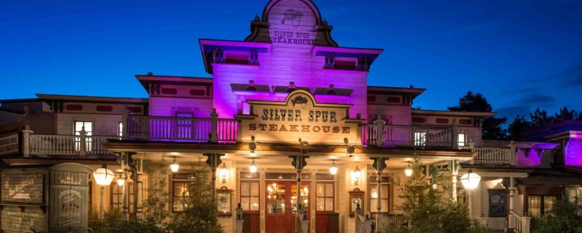 L'hôtel Hollywood de Disneyland, situé à Disneyland Paris, est éclairé la nuit.