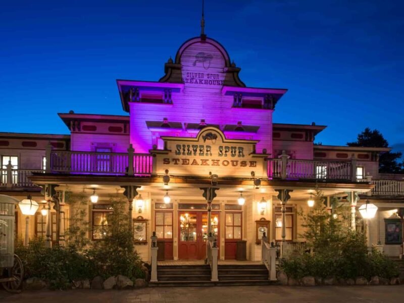 L'hôtel Hollywood de Disneyland, situé à Disneyland Paris, est éclairé la nuit.