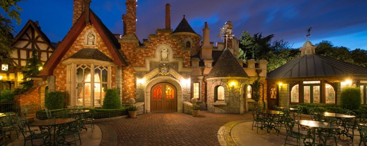 Le restaurant Toad Hall de Disneyland Paris présente un bâtiment en brique avec une allée ronde et une passerelle en pierre.