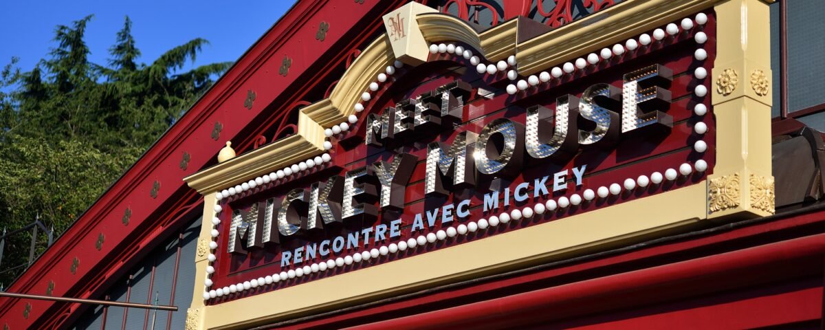 Un bâtiment rouge avec une pancarte indiquant Mickey House, situé à Disneyland Paris.