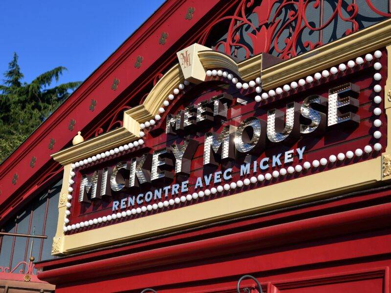 Un bâtiment rouge avec une pancarte indiquant Mickey House, situé à Disneyland Paris.