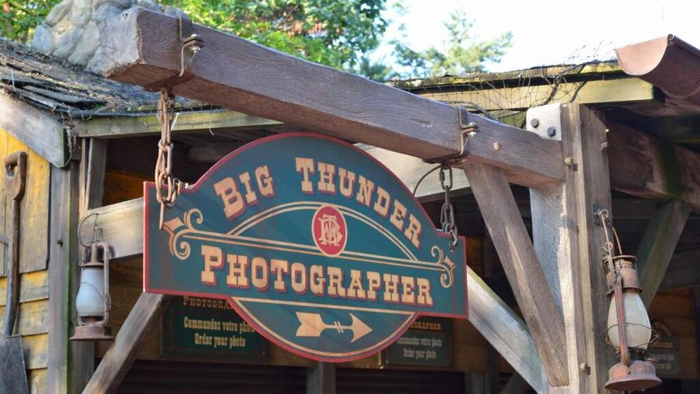 Une pancarte Disneyland Paris pour les photographes de Big Thunder.