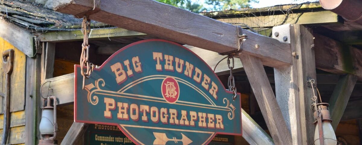 Une pancarte Disneyland Paris pour les photographes de Big Thunder.