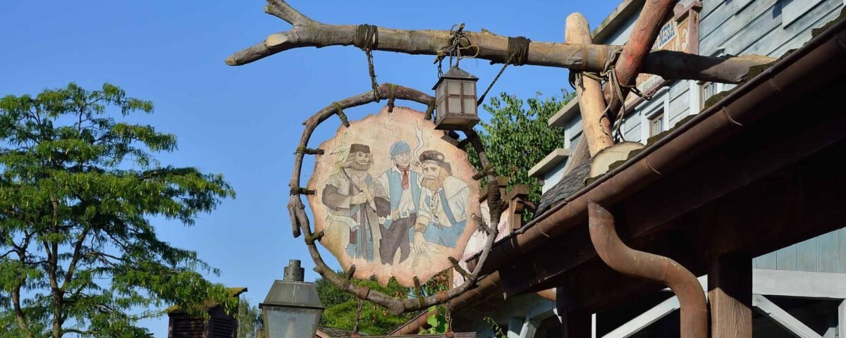 Une pancarte avec une photo d'un homme et d'une femme exposée au Thunder Mesa Mercantile Building à Disneyland Paris.