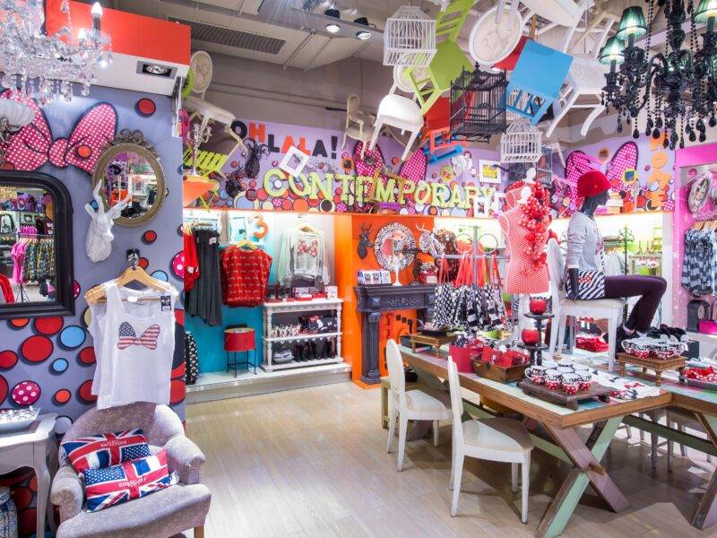 Le Disney Fashion Store dans le vibrant Disney Village, rempli d'une multitude d'articles colorés.