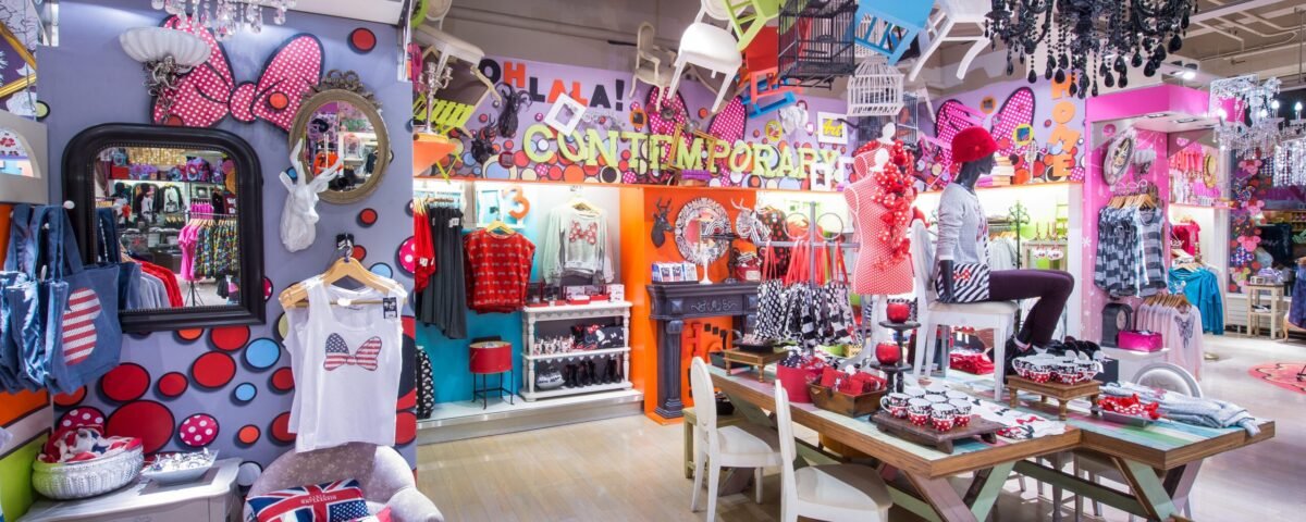 Le Disney Fashion Store dans le vibrant Disney Village, rempli d'une multitude d'articles colorés.