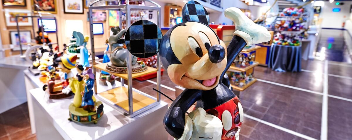 Statue de Mickey Mouse exposée à la Disney Gallery de Disney Village.