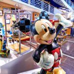 Statue de Mickey Mouse exposée à la Disney Gallery de Disney Village.