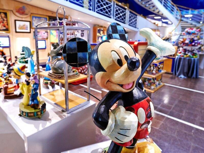 Statue de Mickey Mouse exposée à la Disney Gallery de Disney Village.
