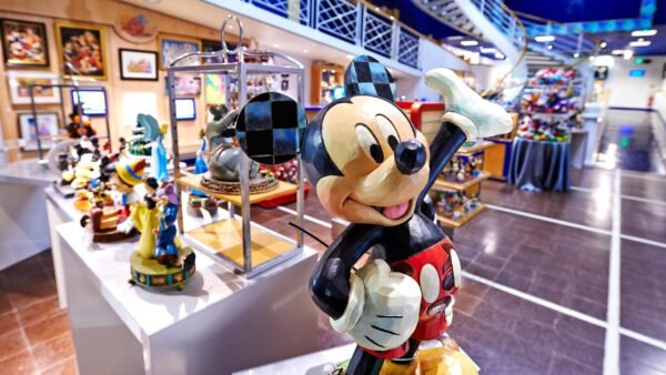 Statue de Mickey Mouse exposée à la Disney Gallery de Disney Village.