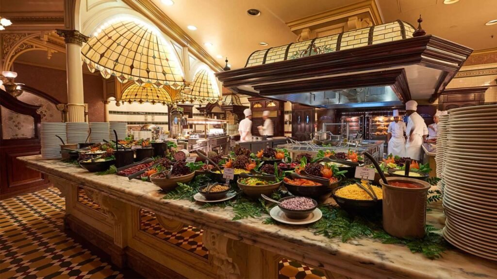 Buffets à volonté. Le restaurant Plaza Gardens de Disneyland Paris propose un buffet varié avec une sélection impressionnante de plats.