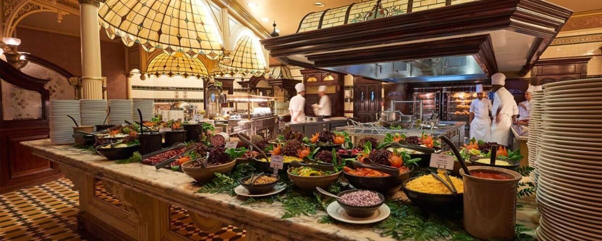 Le restaurant Plaza Gardens de Disneyland Paris propose un buffet varié avec une sélection impressionnante de plats.