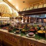 Le restaurant Plaza Gardens de Disneyland Paris propose un buffet varié avec une sélection impressionnante de plats.