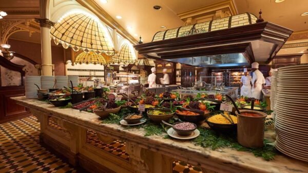Le restaurant Plaza Gardens de Disneyland Paris propose un buffet varié avec une sélection impressionnante de plats.