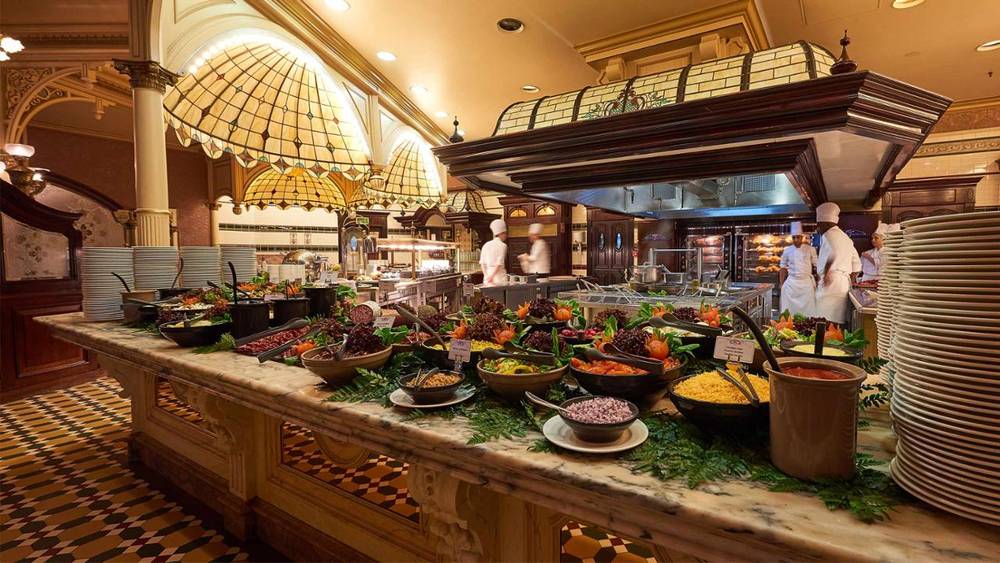 Le restaurant Plaza Gardens de Disneyland Paris propose un buffet varié avec une sélection impressionnante de plats.