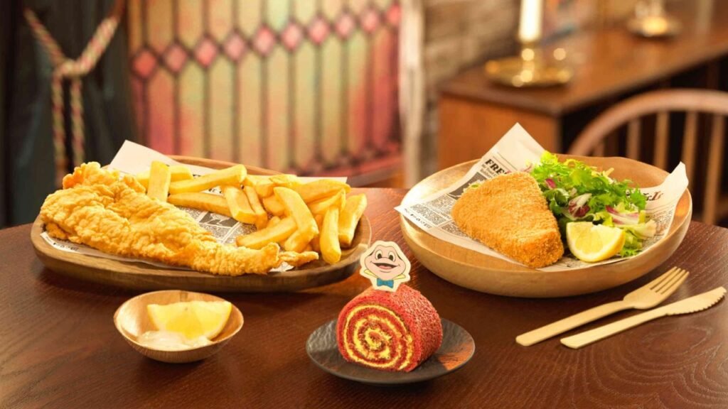 Une assiette de fish and chips sur une table en bois au restaurant Toad Hall à Disneyland Paris.