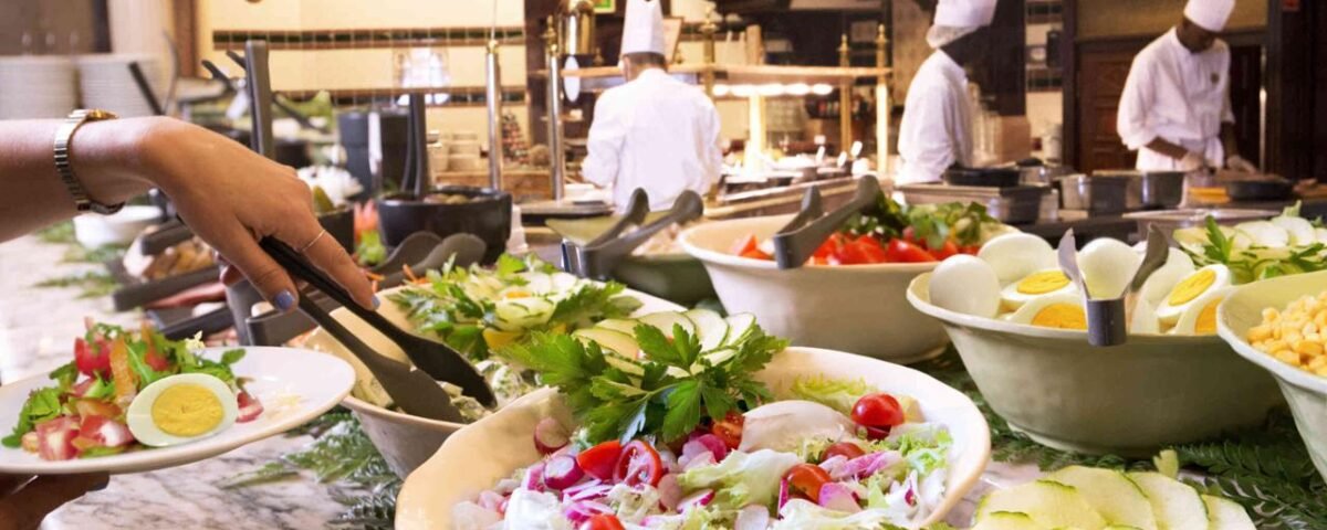 Les invités dînent ensemble au restaurant Plaza Gardens à Disneyland Paris.