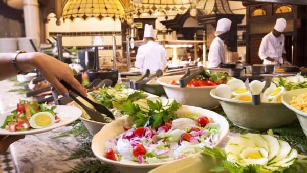 Les invités dînent ensemble au restaurant Plaza Gardens à Disneyland Paris.