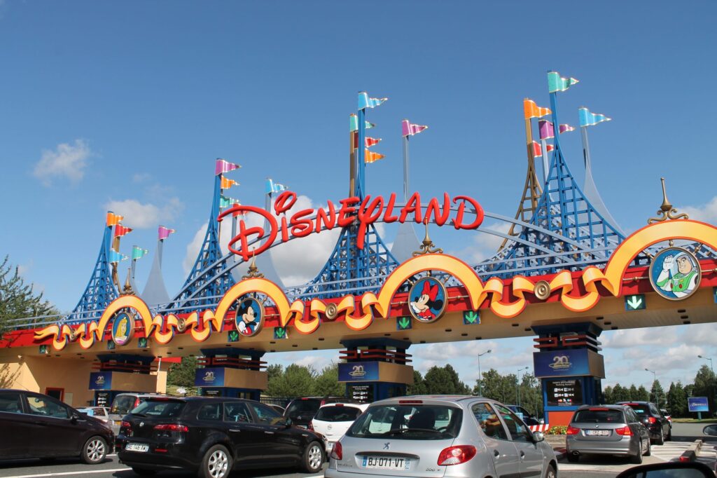 Un ciel bleu rempli de nuages blancs duveteux surplombe Disneyland Paris.