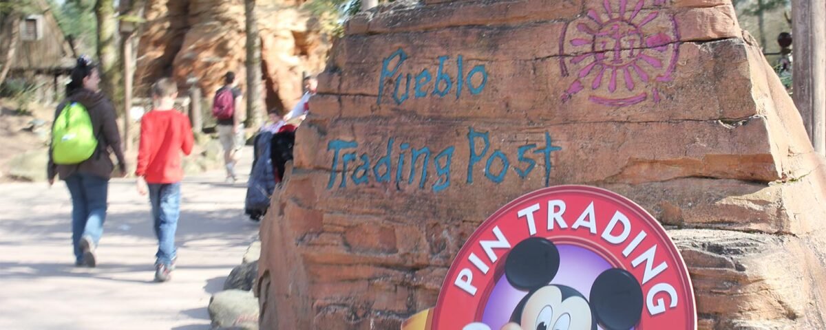Un groupe de personnes passe devant un panneau indiquant Pueblo Trading Post.