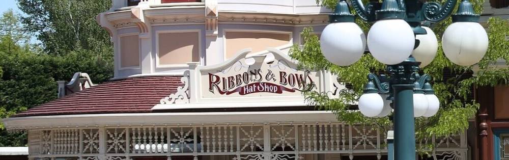 Boutique de chapeaux à rubans et nœuds de Disneyland Paris, également connue sous le nom de cabane aux coqs.