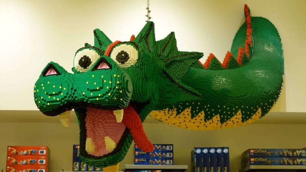 Un dragon LEGO suspendu au plafond d'un magasin Lego de Disney Village.