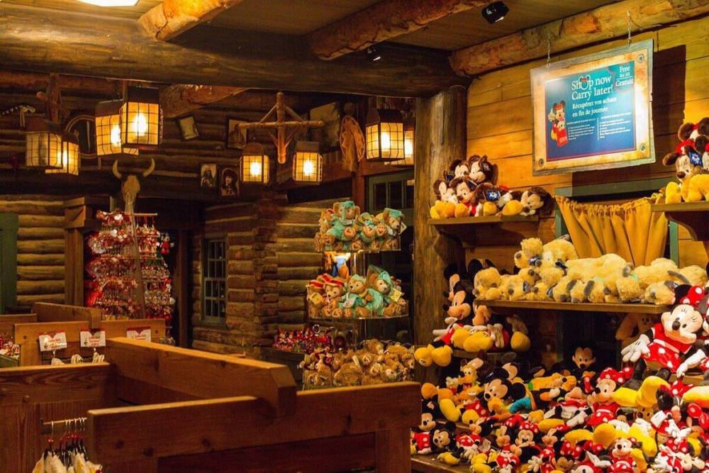 Thunder Mesa Mercantile Building, une cabane en rondins remplie d'animaux empaillés.