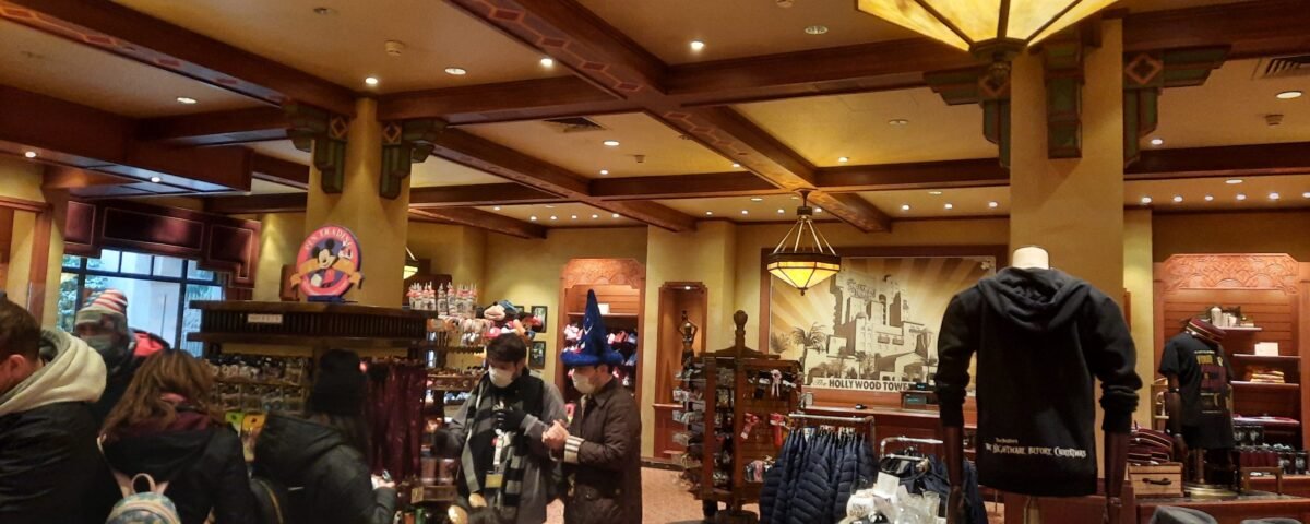 Un groupe de personnes debout dans un magasin de souvenirs.