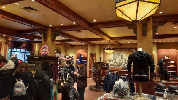 Un groupe de personnes debout dans un magasin de souvenirs.